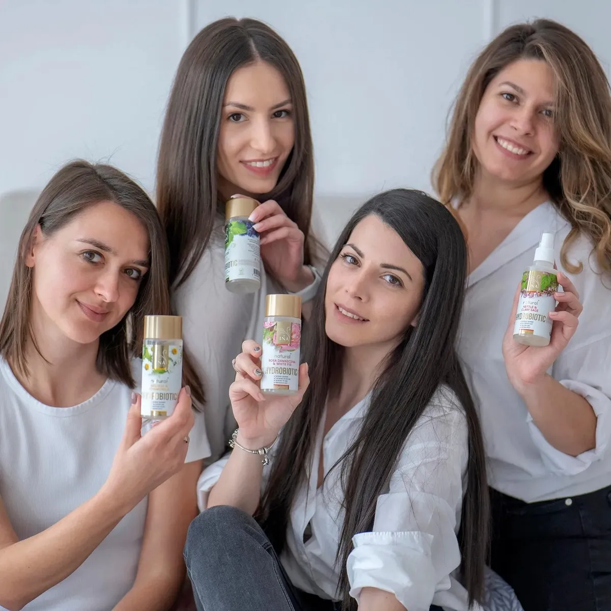 Екипът на InaEssentials с продуктите